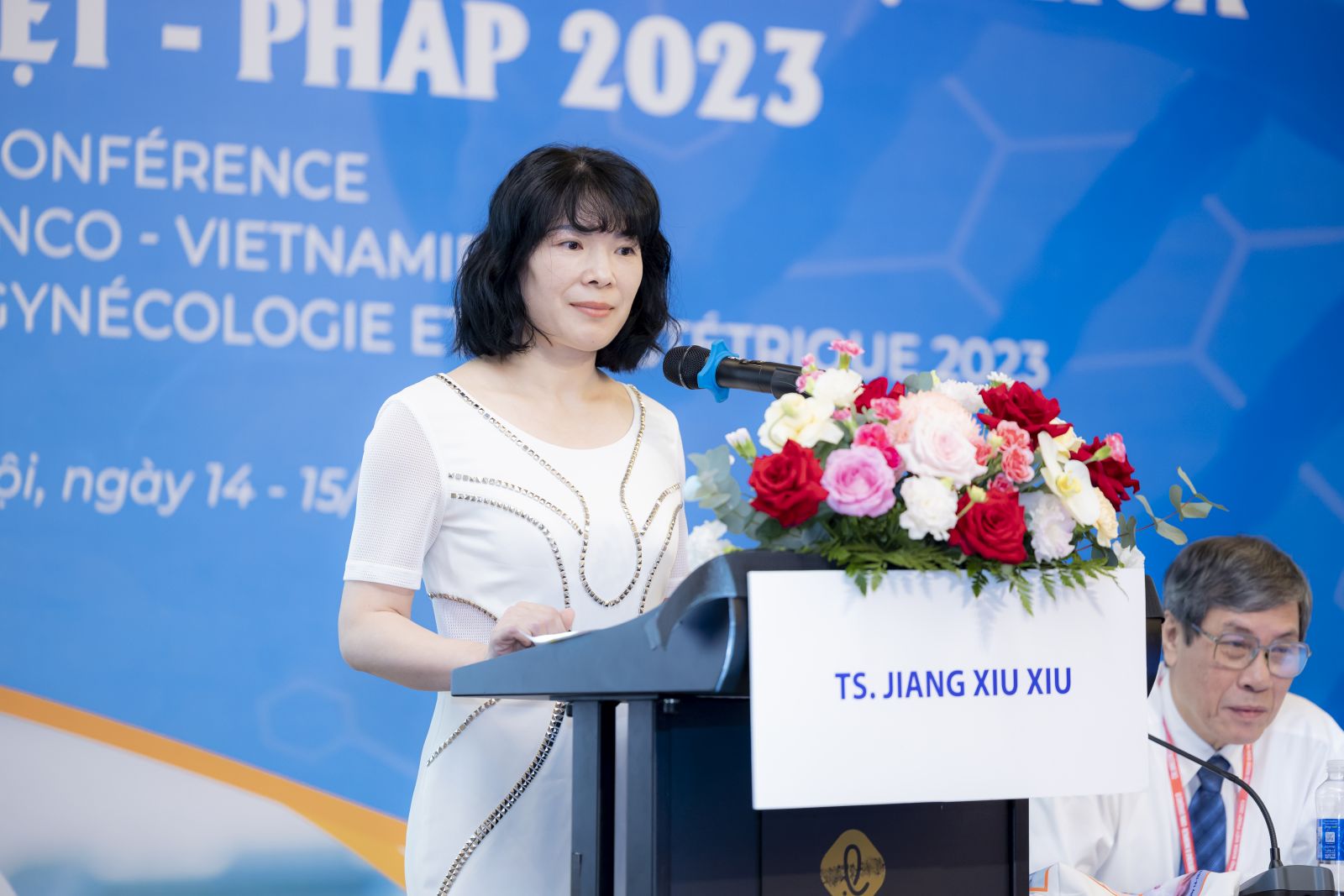 TS. Jiang Xiu Xiu trình bày báo cáo về Vấn đề dính buồng tử cung sau phẫu thuật